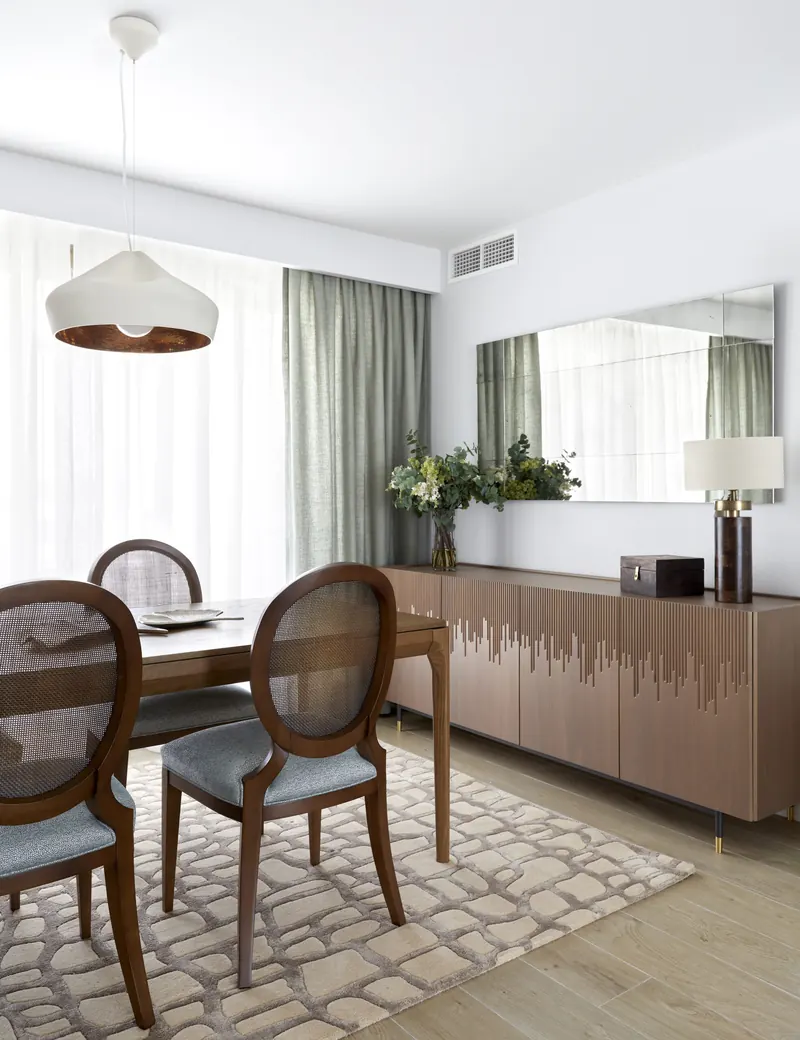 Comedor con sillas tapizadas y aparador de madera